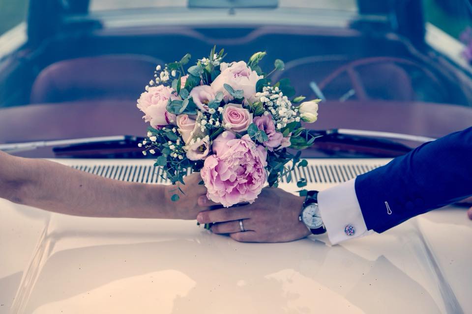 photo mariage A&T par @DKphotographe pétales de rose a tour daigues