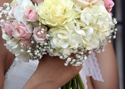 natacha et marc mariage par petales de rose fleuriste à la tour d'aigues