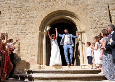Anaïs et olivier mariage par pétales de rose fleuriste à la tour d'aigues