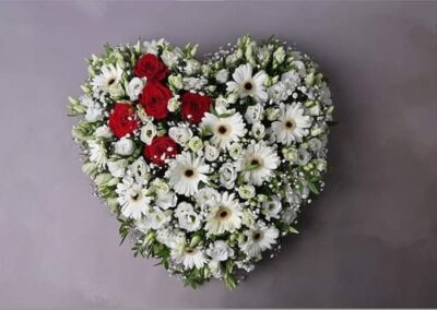 coeur blanc et pointe de rouge petales de rose fleuriste