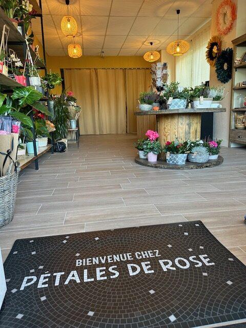 magasin petales de rose fleuriste a la tour d'aigues